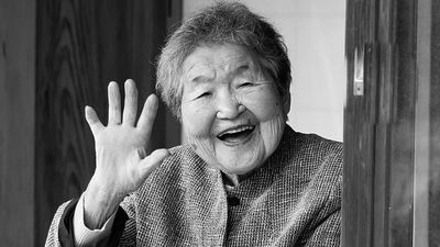 103歳の哲代おばあちゃん。夫を亡くして20年、朝晩仏壇でお経を上げる。畑仕事、デイサービス、仲よしクラブ。退屈している暇なんてない
