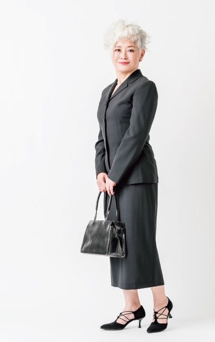 4ページ目 60代人気スタイリスト 最も大切なのは靴 ラクでお洒落な 白スニーカー でコーディネートが決まる コンフォートシューズ の罠に気を付けて 美容 婦人公論 Jp