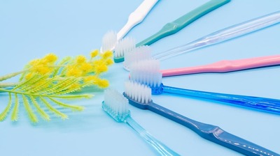 フロスや歯間ブラシを使うのは歯ブラシ後でなく「前」？歯ブラシで落とせる汚れは6、7割？歯科医が教える正しい歯の汚れの落とし方
