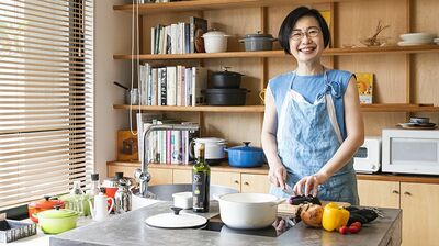 調理・食事・片づけが完了する一台三役の「ダイニングテーブル」。有賀薫の夫婦２人暮らしは劇的に変わった