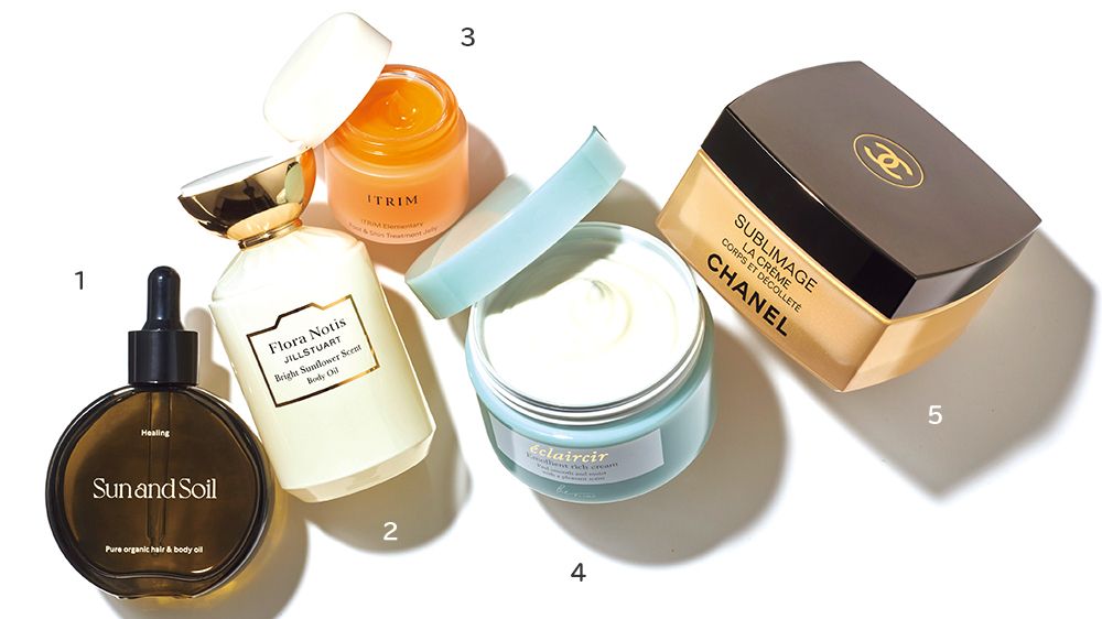 首やデコルテ 手足などは 乾燥すると年齢が出やすい お風呂上がりのボディケアで上品なツヤをプラス 婦人公論 Jp Goo ニュース