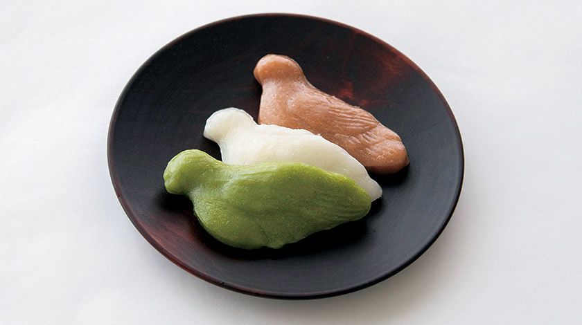 八幡さんのお使いの鳩をかたどった素朴な菓子 〜本家双鳩堂「鳩もち」