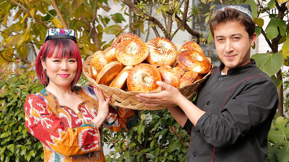 藤原しおり、ウズベキスタン伝統のパン「ノン」を焼く！【ＴＯＫＹＯで世界一周】