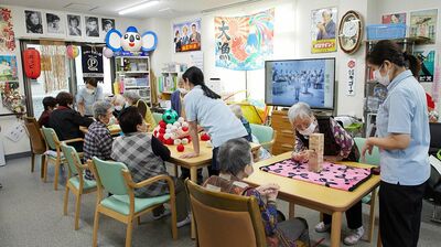 「デイサービスに通うのが楽しみで仕方ない」スタッフ手作り脳トレドリルの秘密<ルポ・デイサービスたまや1>