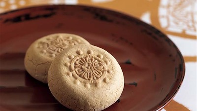 【京の菓子】平安京の古瓦を模した形にふんわりと漂う柚子の香り。店の名を冠した日々のお茶の友　平安殿 「平安殿」
