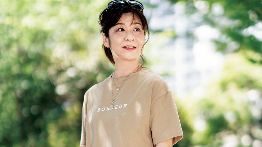 スリットを入れるだけでワンピースがたちまち旬顔に〈人気スタイリストが伝授〉