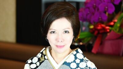 銀座「クラブ由美」オーナーママ・伊藤由美「23歳で店を持つため、勘当同然の父に頭を下げて借金。引き抜き、病、コロナ…ピンチをチャンスに変えて今がある」