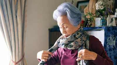 90歳、月10万円で都営住宅ひとり暮らし「お化粧はマナー」と考える私のメイク術。いろいろ使って辿り着いたのは無印とセブンのあのアイテムでした
