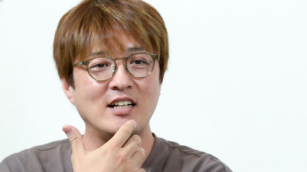 純烈・酒井一圭「急死した優しい父への心残り。気性の荒い母の衰え。両親を超えたいと、別の道を選んで」