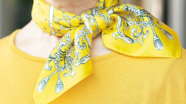 顔まわりが一気に華やぐ、正方形スカーフの巻き方レッスン