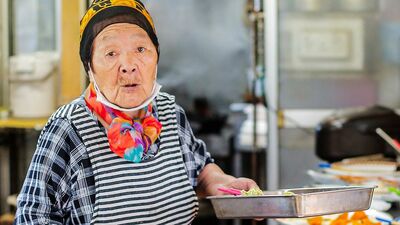 500円食べ放題「はっちゃん」食堂は心も満たす。田村はつゑさん85歳「儲けるためにやってるわけじゃない」〈おばちゃん力、ここにあり〉