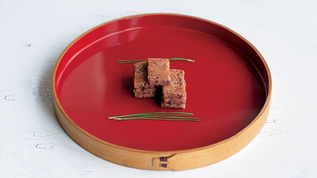 【京の菓子】松の幹の意匠を小豆でシンプルに表現 〜かぎや政秋「ときわ木」
