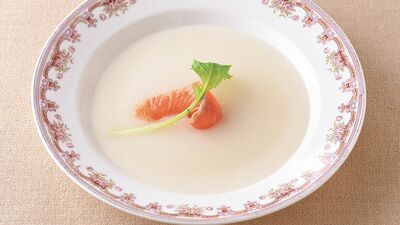 【レシピ】「かぶのスープスモークサーモン添え」体を芯から温める冬の薬膳スープの作り方