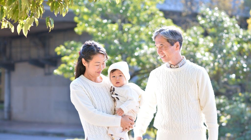 おばあちゃんだって人間よ! 「孫育て」を手伝う祖父母の心中は?