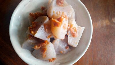 【こんにゃくの梅酒蒸し】低カロリーの美味しいおつまみ完成!こんにゃくを梅と酒で蒸せば、おでんのこんにゃくにも負けない美味しさに!