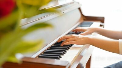 音楽教師の夢半ばで娘はこの世を去った。救いを求めて、恐山のイタコを訪ねたが…