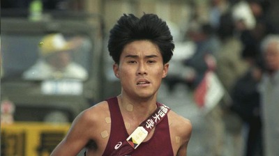 箱根駅伝の名場面、渡辺康幸vs.ステファン・マヤカ。1990年代の「花の2区」を飾った2人、今は監督として一杯酌み交わして