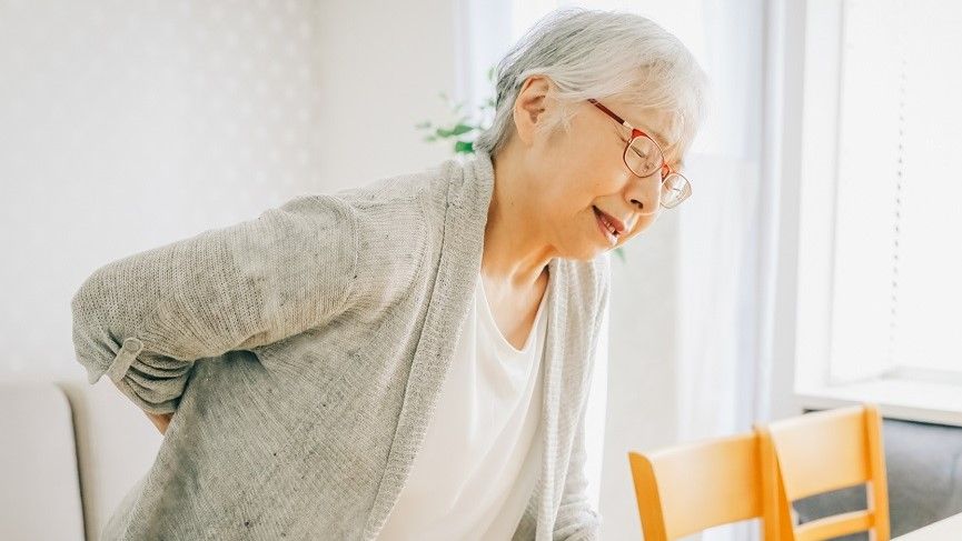 腰痛や足のしびれ・痛みの原因「脊柱管狭窄症」が高齢化で激増! 70代は2人に1人が可能性あり