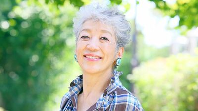 中尾ミエ、76歳「70代の肌見せグラビアは、古い価値観への挑戦。花柄パンツ、チェックのワンピース、カラフルな服で気持ちを上げて」