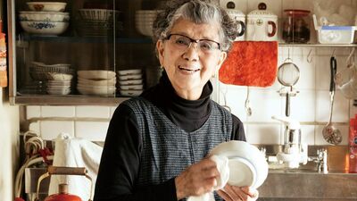 88歳ひとり暮らし「おばあちゃんねる」Youtuber　有田焼に益子焼、骨董市で買った蕎麦猪口で毎日晩酌。おいしく食べられるのは器の力も大きい