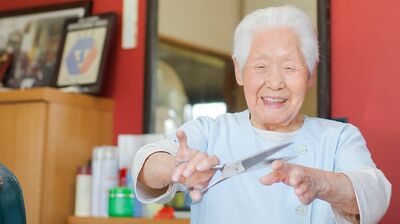 104歳の箱石シツイさん、聖火ランナーに。今も理容師として店に立ち続ける理由