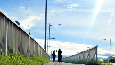 しんどい親を持つ子は「いつか愛され、心を寄せてもらえる」というファンタジーに逃げ込む。その幻想が希望を与え、時に事態を悪化させる