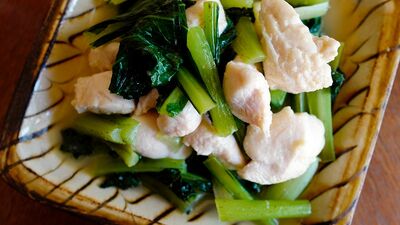 【簡単レシピ】小松菜とササミのわさびバター酒蒸し。鶏の旨味全開！冷めてもしっとりふんわり。夏〆にそうめんも！