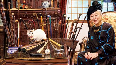 杖を相棒に66年。還暦を前にステッキ専門店を創業した山田さん83歳。七宝焼きの鳩杖、繊細な陶磁器のハンドル、約1000本のステッキに囲まれて