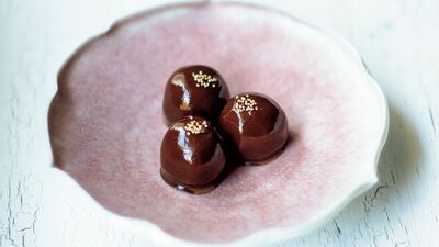 【京の菓子】酒の伴としても活躍しそうな漆黒の小さな菓子 〜亀屋良長「烏羽玉」