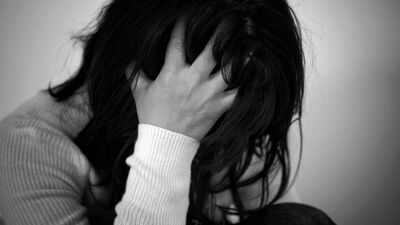 性虐待を受ける家から逃げたが、後遺症に襲われ始めた。悪夢、フラッシュバック、重度のうつ病。閉鎖病棟で過ごした10代の終わり