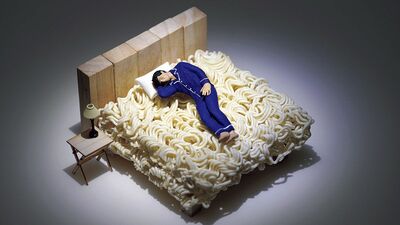 田中達也「9月3日は『ベッドの日』。インスタントラーメンの寝心地は」