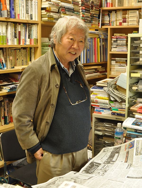 没後1年 立花隆さんを偲ぶ 蔵書10万冊が仕事を支える哲学だった 書棚はその人の形代 かたしろ のようなもの 知の巨人 の本棚 撮影は 全部撮るなら が条件だった 話題 婦人公論 Jp