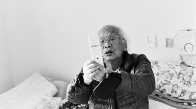 鹿児島の離島から都会に移した直後に88歳の祖母が亡くなり、94歳の祖父はひとり暮らしを。無機質なマンションの一室で「これでいいのかね」と問う祖父に答えを窮して