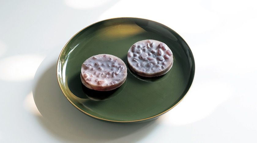 ふっくらとした小豆を寒天でまあるく閉じ込めて 〜宝泉堂「都の月」