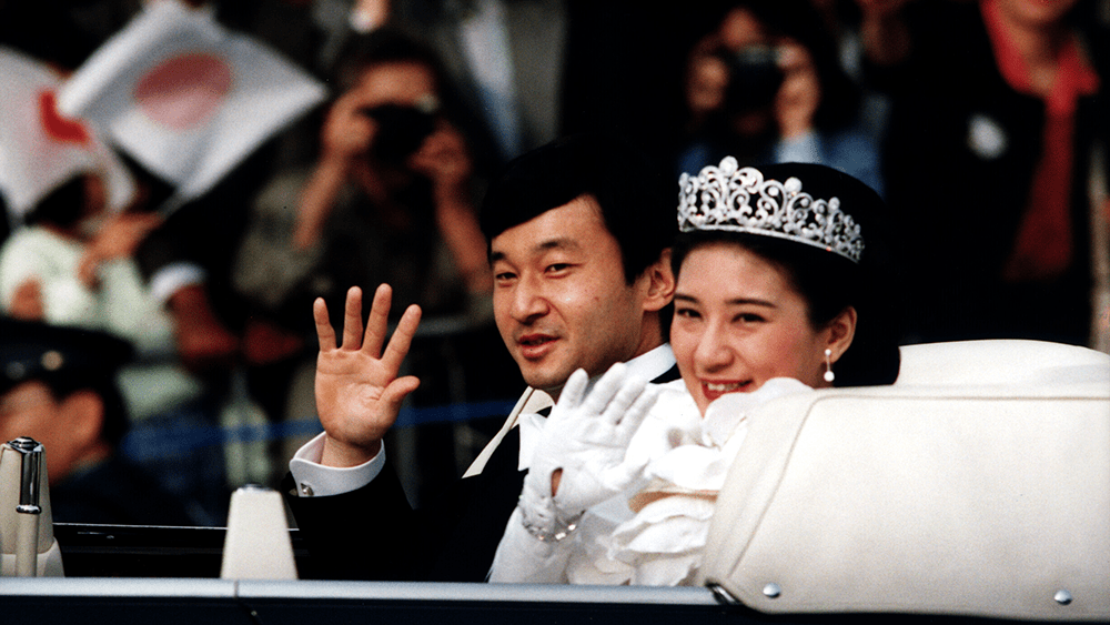 結婚の儀 パレードで沿道の人たちに手を振られる皇太子ご夫妻。頭上に煌めくのは、皇后陛下も身につけられたティアラ(1993年6月9日撮影 読売新聞社提供)