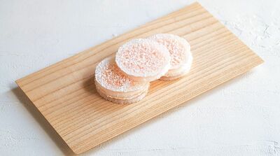 麩焼きの皮からほんのり透けるうすくれない 〜末富「うすべに」