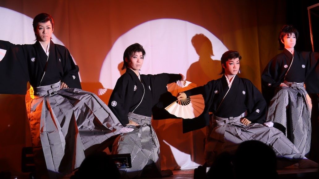 4ページ目 梅沢富美男 早乙女太一らも舞う大衆演劇 ド派手な衣装 芝居や歌に踊り 極彩色の空間でとんでもなく尊いものを見た 大衆演劇はその名の通り 大衆のための娯楽 である 芸能 婦人公論 Jp