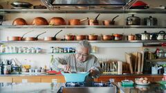 97歳料理家、タミ先生が60年前フランスで一目惚れしたル・クルーゼのコケル。家族や塾生のみんなからも愛される、チキンカレーのレシピを紹介