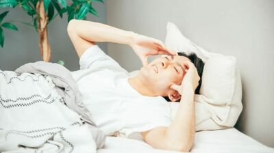 睡眠の悩み「寝ている途中に何度も目が覚めて困る」いびき、部屋の明るさ、飲酒…。とにかく原因を見極めることが大事