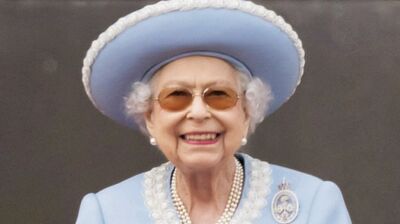 英国・チャールズ国王戴冠式　母・エリザベス女王の在位70年を振り返る。25歳で即位、96歳までの道のり。君主としてのカリスマ、慈愛深い祖母の顔も