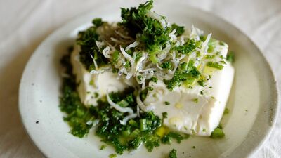 【じゃことパセリの豆腐酒蒸し】レンチン5分で栄養満点のパセリを主役に!蒸されて旨味が凝縮した豆腐と相性抜群のじゃことオリーブオイル。シンプルなのに、ふくよか