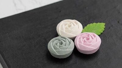 【京の菓子】「夢かなう」の花言葉のある、小さな薔薇の干菓子～若狭屋久茂「ラヴィアンローズ」