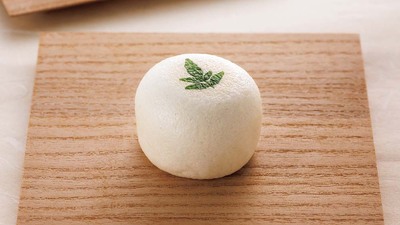 【京の菓子】真っ白な薯蕷の上に芽吹く山椒の葉っぱ。香りをいただく季節の菓子～塩芳軒「木の芽上用」
