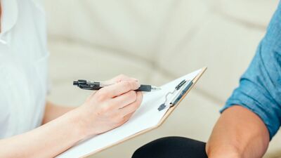 統合失調症の兄が腹部大動脈瘤に。精神科病院には手術できる外科がなく、集中治療室のある一般病院は精神科病棟がない。手術先探しは難航し…