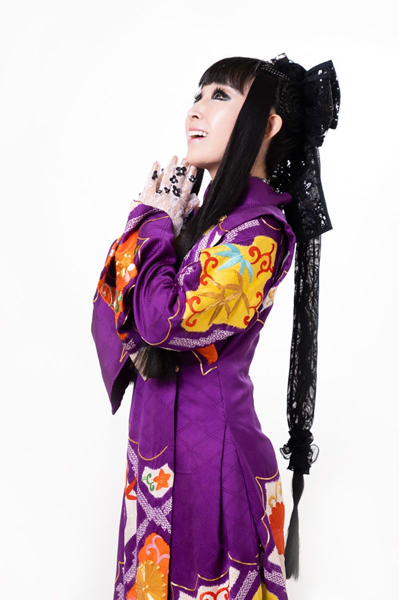 画像 写真 プリンセス天功 激動の半生 顔面に剣が突き刺さりそうになっても いつも何かに守られていると感じて 18歳まで生きられない と言われて 芸能 婦人公論 Jp