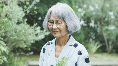 85歳のアパレル店員・小畑さん　79歳で夫を亡くして初めての履歴書を。「100歳大歓迎」ミナ ペルホネンの求人広告が私の人生をどう変えたのか