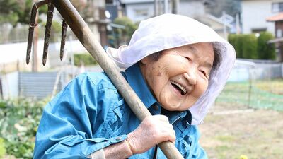 103歳、畑仕事をしながら尾道でひとり暮らしの哲代おばあちゃん。いりこの味噌汁は卵を落として、ベターっと前屈…元気の秘訣は7つ
