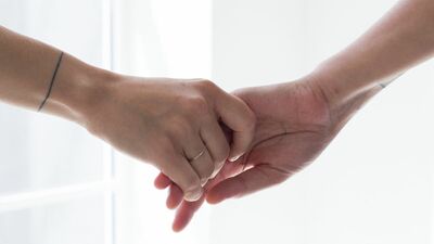 配偶者以外との性交渉が不貞行為とみなされない場合もある？　風俗、冷え切った関係、同性同士…。どこからどこまでが「不倫」なのか