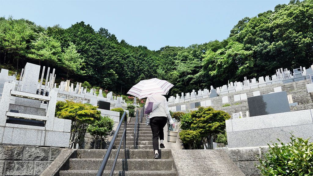 樹木葬、墓参り旅行、デザイン墓石…親たちの“墓探し”狂想曲