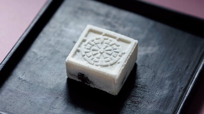 【京の菓子】いにしえより都人たちに愛された新緑の祭を彷彿させる優雅な押紋菓子 老松 北野店「御所車」